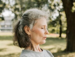 femme âgée respi - photo coupée